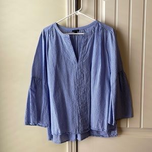 Ann Taylor 3/4 length sleeves large in seersucker blue white
